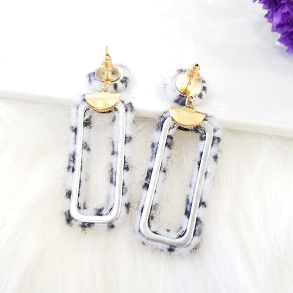White faux fur leapord earrings - Picture 3 of 3
